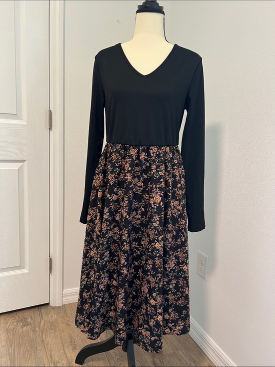 Dresses & Skirts - Black Floral Long-Sleeve V-Neck Midi Dress
